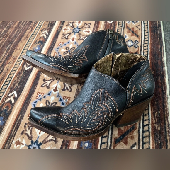 Ariat Jolene Black and Brown Ankle Boots NWT 8.5 - Picture 2 of 6